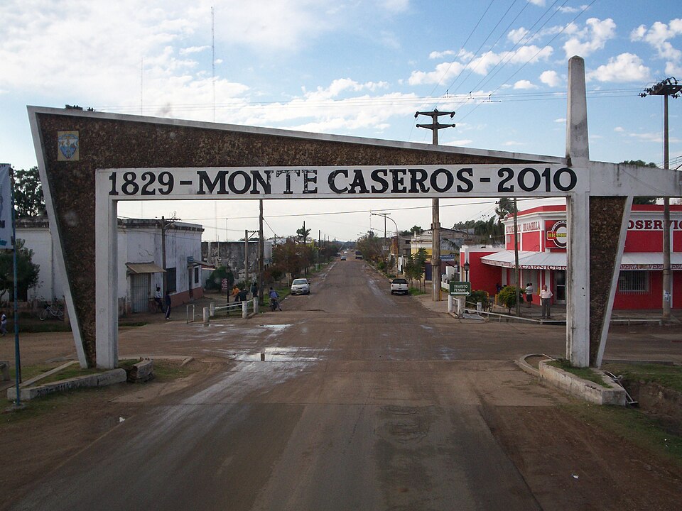arco de ingreso a Monte Caseros desde la ruta provincial 129